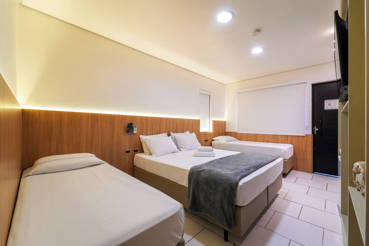 Deluxe Quadruple Room | Desk, laptop workspace, blackout drapes, WiFi (free)