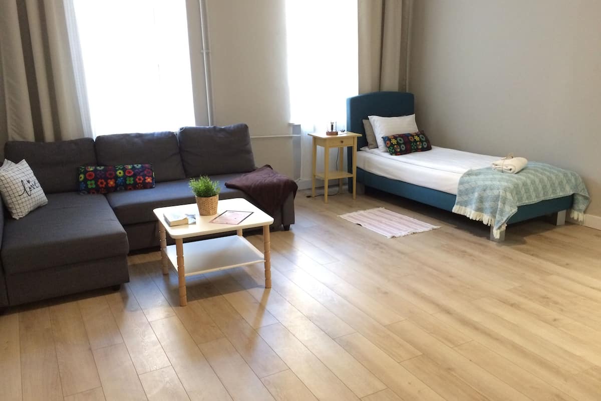 Eenpersoonskamer, meerdere bedden | Een kluis op de kamer, een strijkplank/strijkijzer, gratis wifi