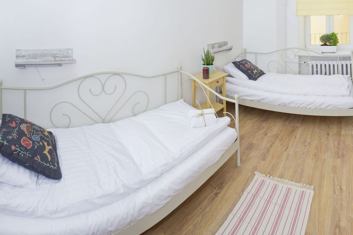 Twin kamer | Een kluis op de kamer, een strijkplank/strijkijzer, gratis wifi