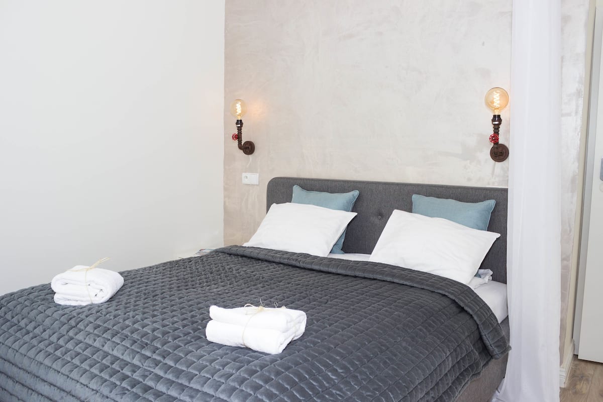 Studio, privébadkamer | Een kluis op de kamer, een strijkplank/strijkijzer, gratis wifi