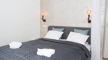 Studio, Private Bathroom | In-room safe, iron/ironing board, free WiFi