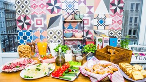 Un bufé de desayuno con diferentes alimentos y salsas.