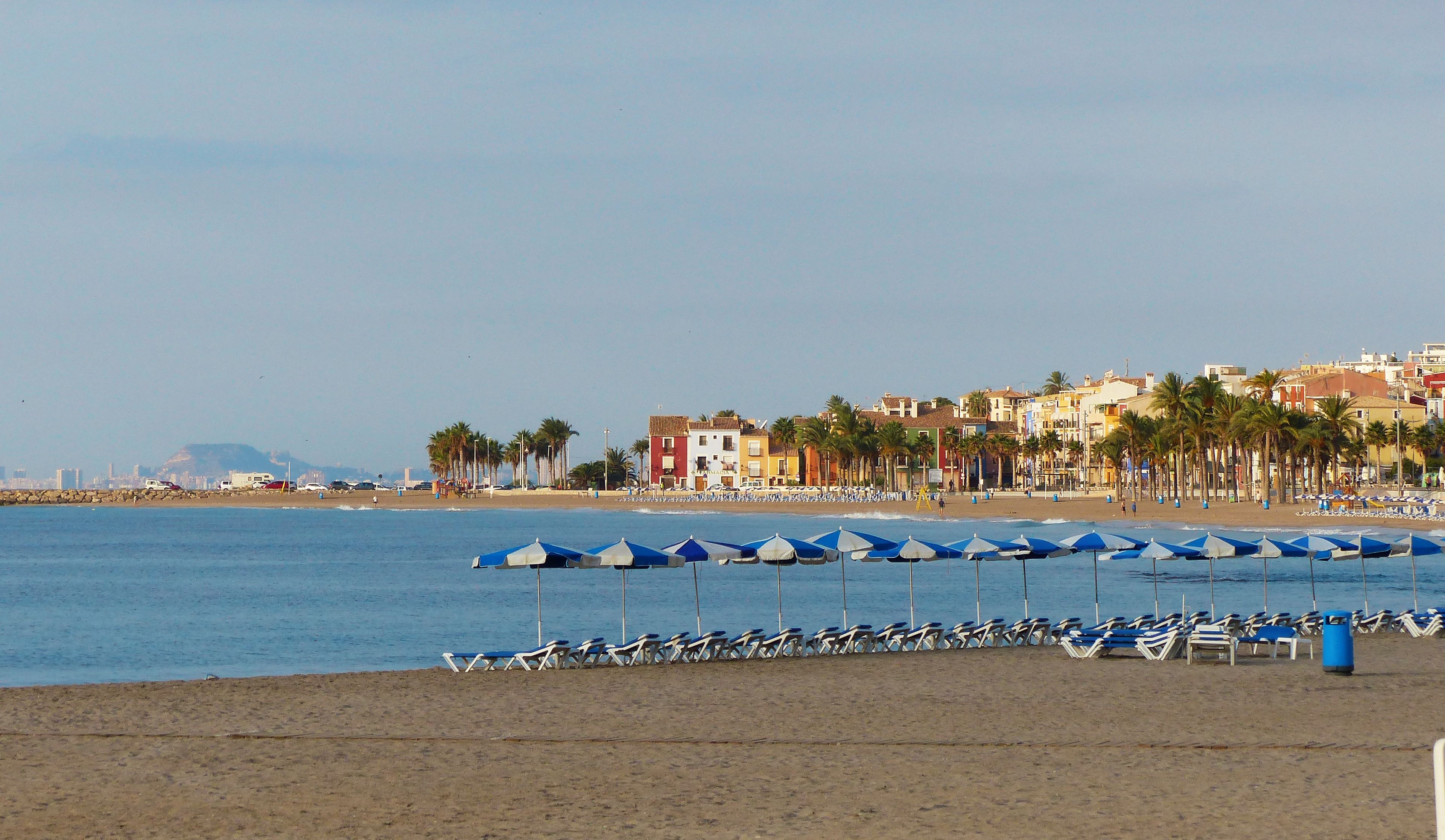 Plage à proximité, chaises longues, parasols