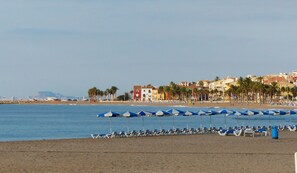Plage à proximité, chaises longues, parasols