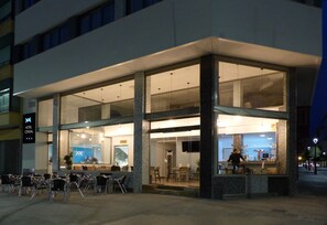 Depan hartanah - siang/malam