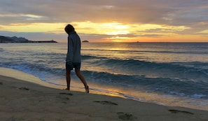 Perto da praia, espreguiçadeiras, guarda-sóis 