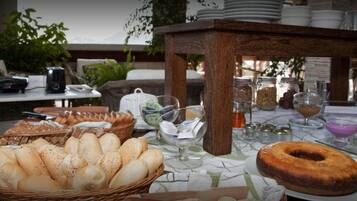 Free daily buffet breakfast