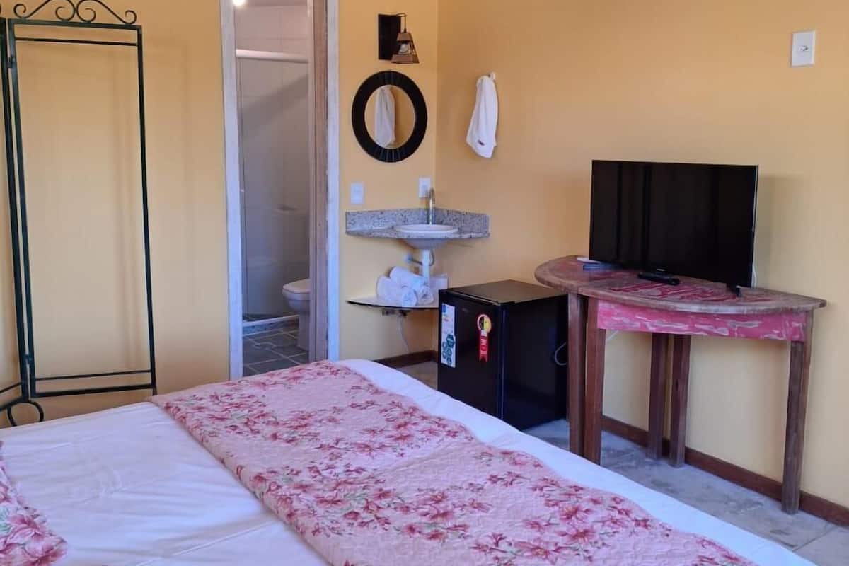 Minibar, una scrivania, tende oscuranti, ferro/asse da stiro