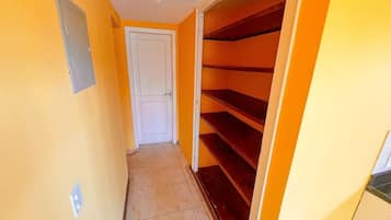 Standaard kamer | Een minibar, een bureau, verduisterende gordijnen