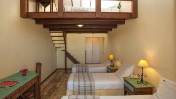 Chambre Familiale | Minibar, bureau, rideaux occultants, fer et planche Ă repasser