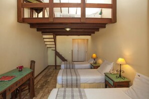 Family Room | Minibar, desk, blackout curtains, iron/ironing board - Bon Bini Pousada (Búzios)