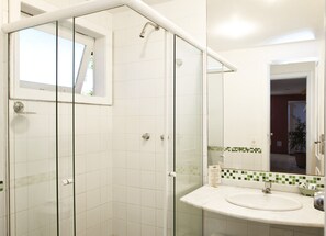 Shower, pengering rambut,  dan handuk
