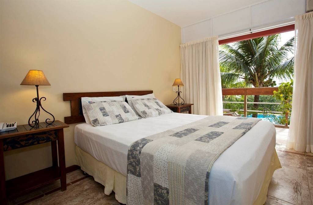 Minibar, escritorio, cortinas opacas y tabla de planchar con plancha