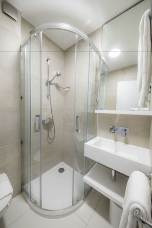 Dusche, Haartrockner, Handtücher