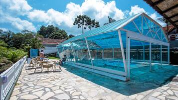 Piscina interna, funciona das 9h às 18h, guarda-sóis, espreguiçadeiras