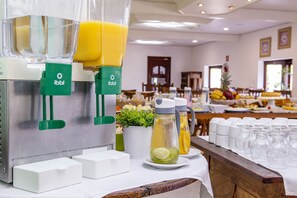 Free daily buffet breakfast  - Pousada das Videiras (Camanducaia)