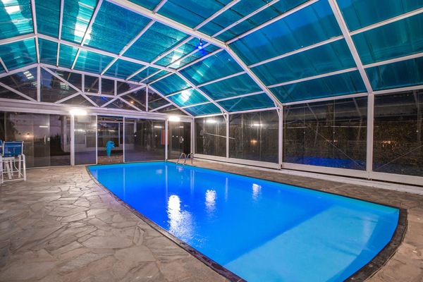 Piscina interna, funciona das 9h às 18h, guarda-sóis, espreguiçadeiras