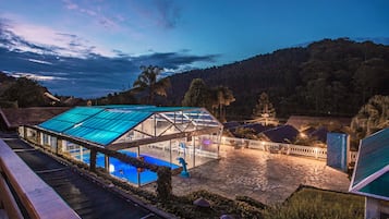 Piscine couverte, parasols de plage, chaises longues