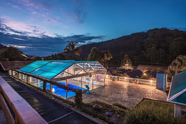 Piscina interna, funciona das 9h às 18h, guarda-sóis, espreguiçadeiras