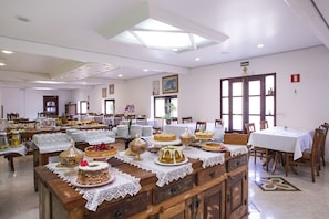 Free daily buffet breakfast  - Pousada das Videiras (Camanducaia)