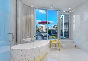 Suite, 1 King-Bett, Terrasse | Badezimmer