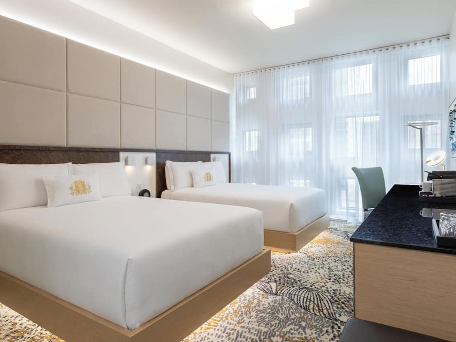 Ropa de cama de alta calidad, colchones con efecto memoria y minibar