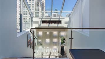 Suite, 1 King-Bett, Terrasse | Wohnbereich | 49-Zoll-Flachbildfernseher mit Digitalempfang, Fernseher