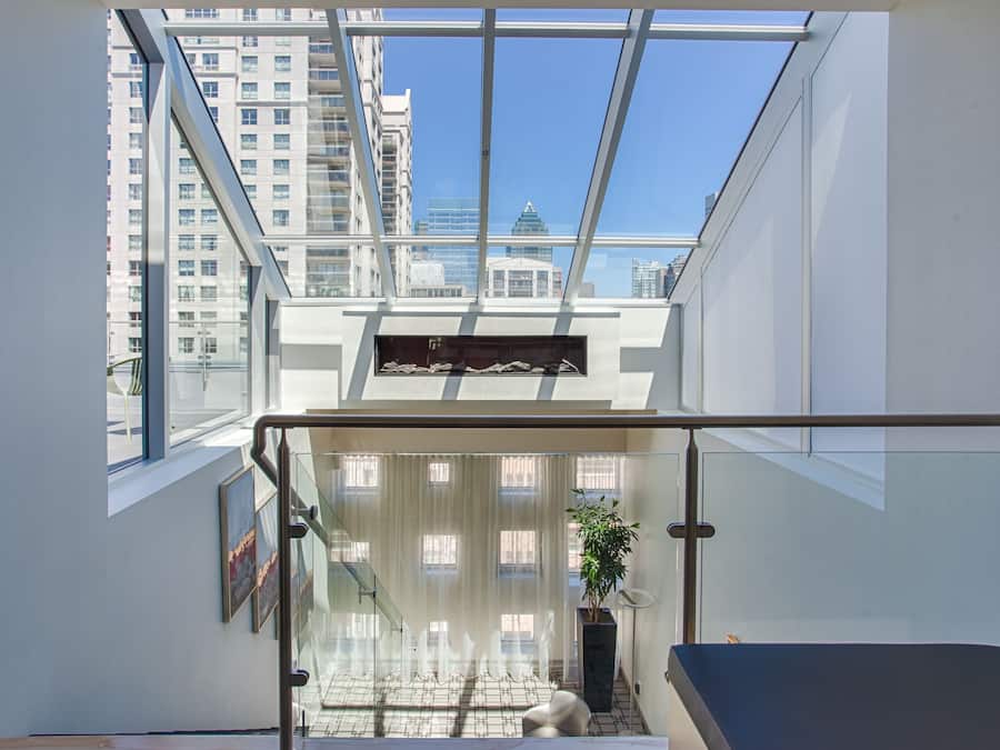 Suite, 1 kingsize bed, terras | Woonruimte | Een 49-inch flatscreentelevisie met digitale zenders en een televisie