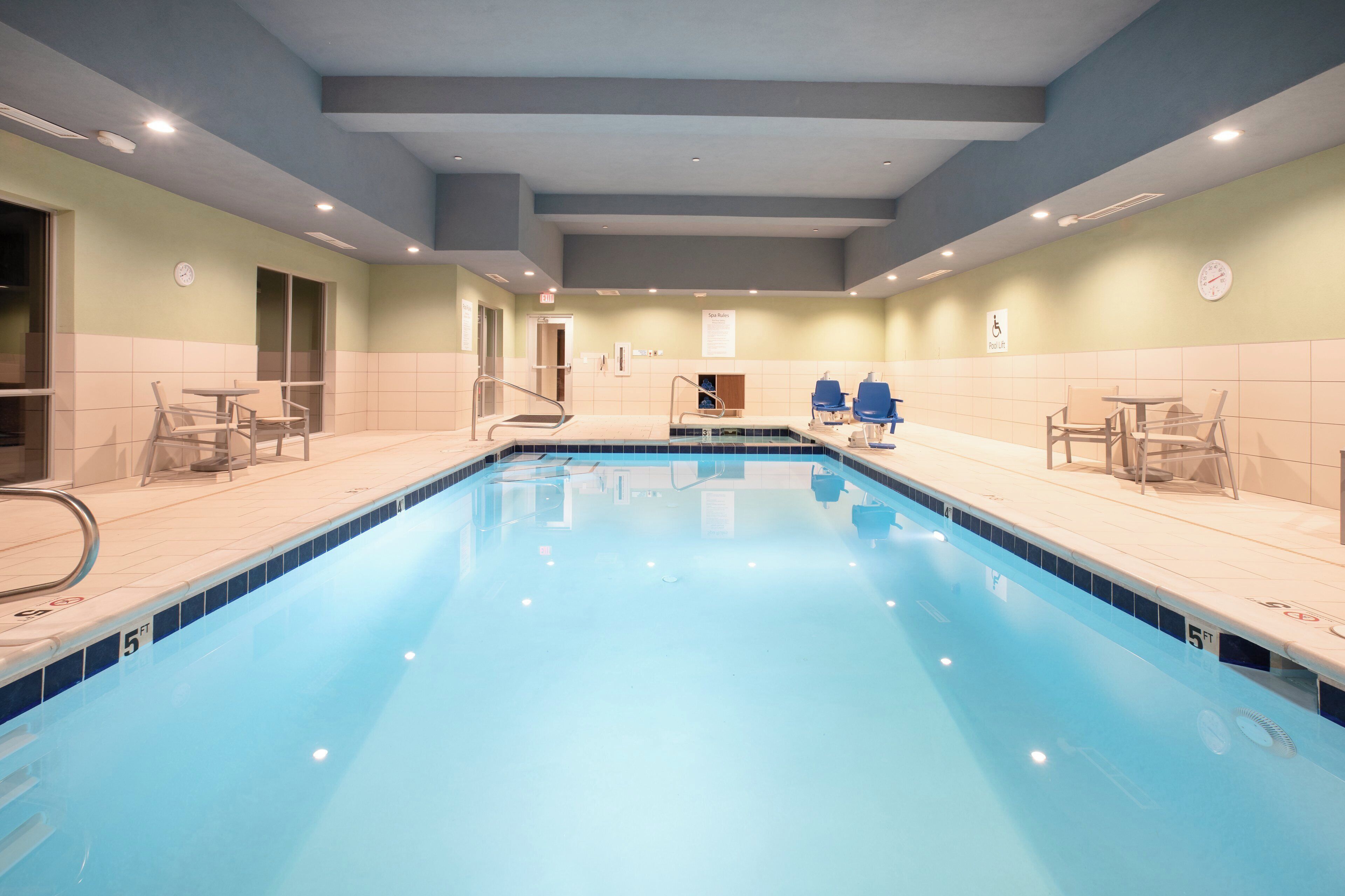 Indoor pool, sun loungers