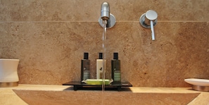 Habitación panorámica | Baño | Regadera, regadera tipo lluvia, amenidades de baño gratuitas 
