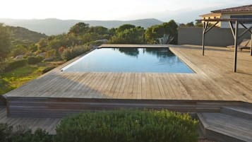 2 kolam renang terbuka, kerusi lepak pantai