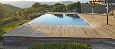 2 outdoor pools, sun loungers