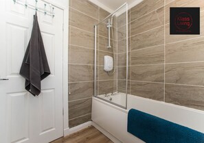 Traditional House, 2 Bedrooms | Bathroom - Two Bedroom House by Klass Living Serviced Accommodation Hamilton - Kenmar House With Parking & WiFi (Hamilton)