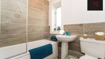 Traditional House, 2 Bedrooms | Bathroom | Combined shower/bathtub, deep-soaking bathtub, free toiletries
