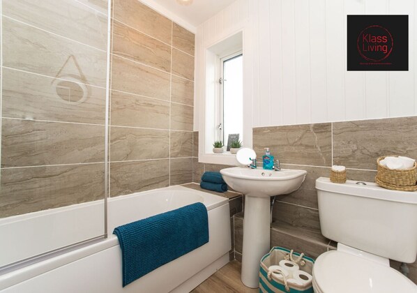 Casa tradicional, 2 habitaciones | Baño | Tina con regadera, tina profunda, amenidades de baño gratuitas 