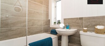 Two Bedroom House by Klass Living Serviced Accommodation Hamilton - Kenmar House With Parking & WiFi