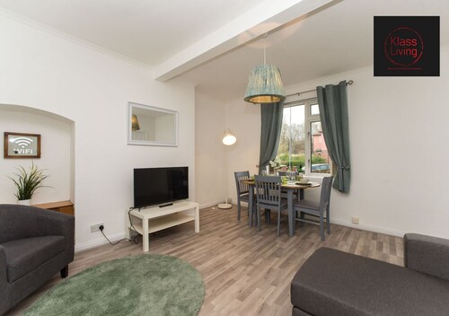 Two Bedroom House by Klass Living Serviced Accommodation Hamilton - Kenmar House With Parking & WiFi