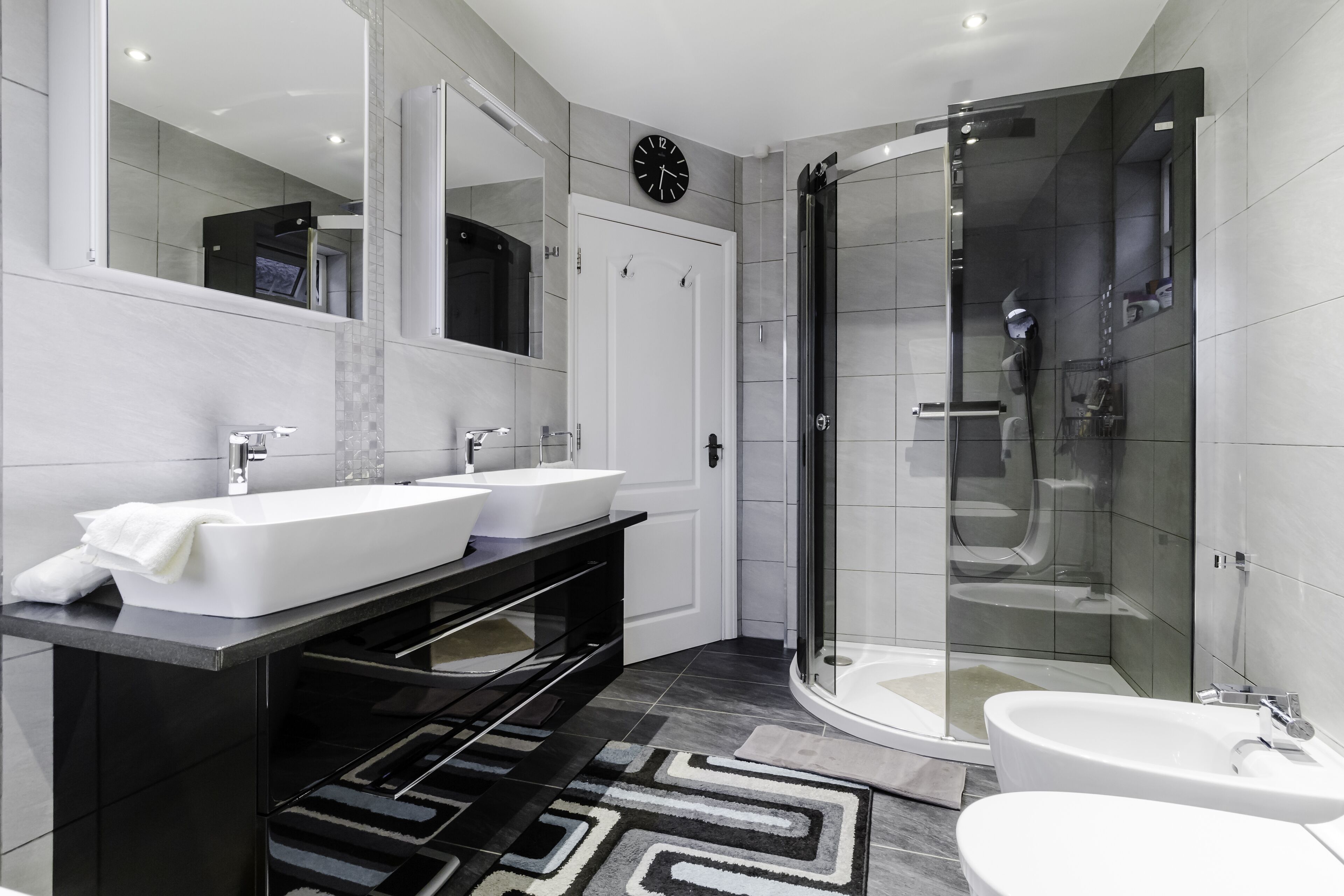 Ducha, secador de pelo, batas, piso con calefacción en el baño