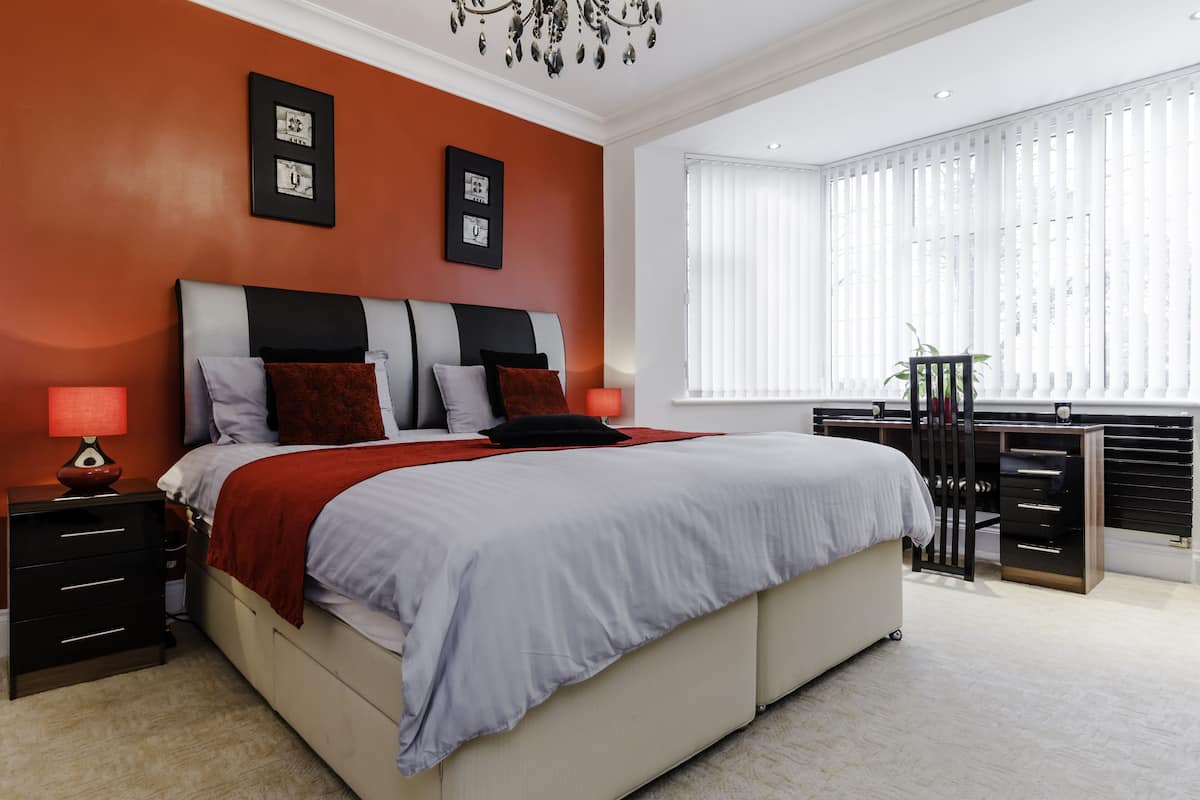 Dobbeltværelse - fælles badeværelse (Cherry Room) | 1 soveværelse, individuelt design, individuel indretning