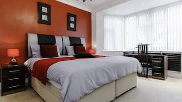 Doppelzimmer, Gemeinschaftsbad (Cherry Room) | 1 Schlafzimmer, individuell dekoriert, individuell eingerichtet