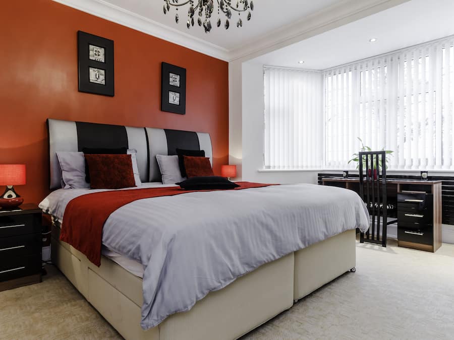 Dubbelrum - delat badrum (Cherry Room) | Individuell inredning, unika möbler och arbetsyta för laptop