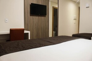 Minibar, escritorio, cortinas blackout y wifi gratis