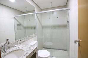 Shower, free toiletries, hair dryer, towels - Lagoa Flat Hotel (Lagoa da Prata)