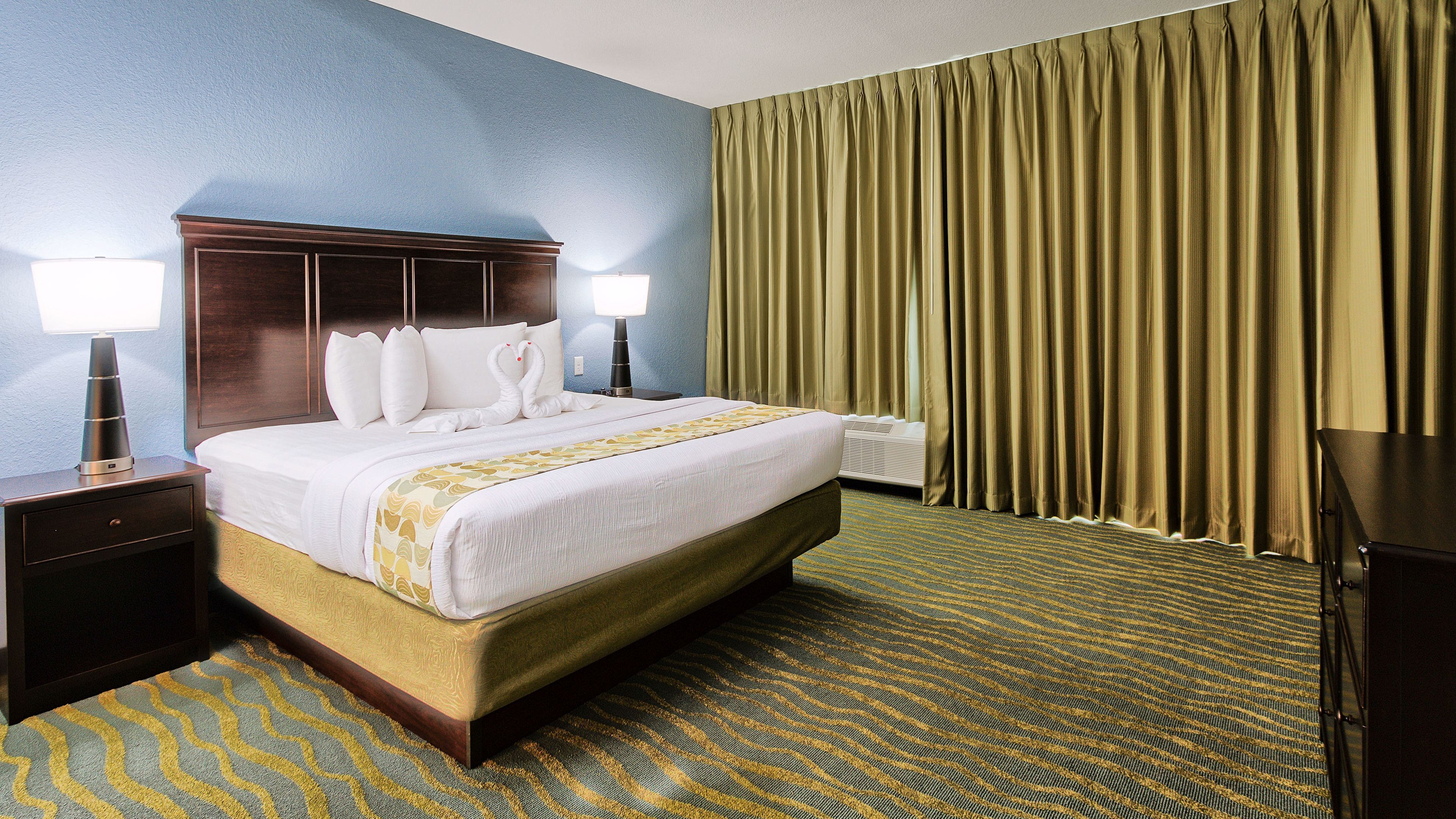 Literie de qualité, coffre-fort, bureau, rideaux d’obscurcissement