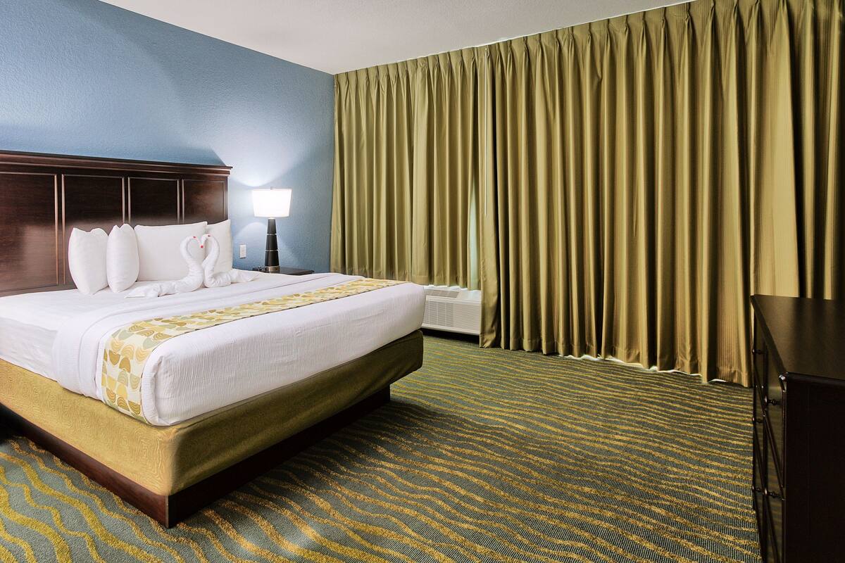 Literie de qualitĂ©, coffre-fort, bureau, rideaux dâobscurcissement