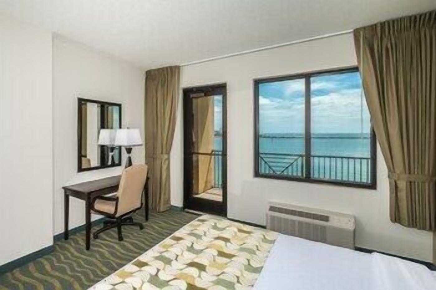 Literie de qualité, coffre-fort, bureau, rideaux d’obscurcissement