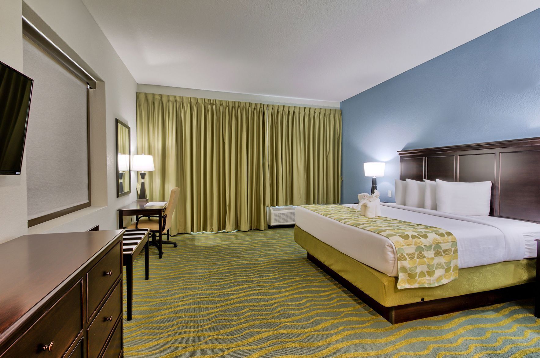 Literie de qualité, coffre-fort, bureau, rideaux d’obscurcissement