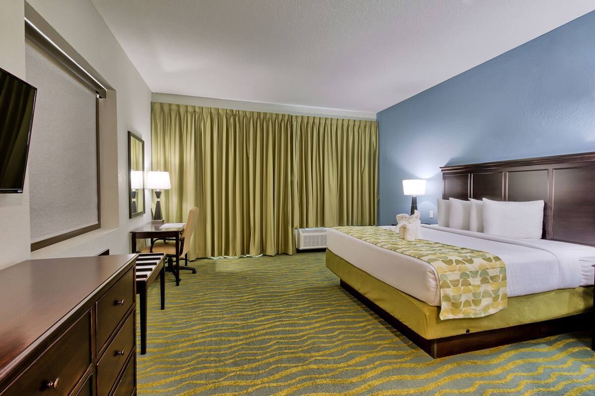 Literie de qualitĂ©, coffre-fort, bureau, rideaux dâobscurcissement