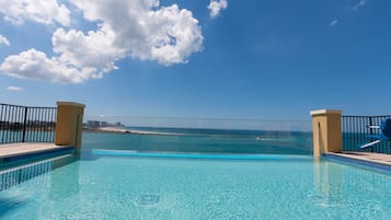 2 piscines extérieures, piscine chauffée, chaises longues