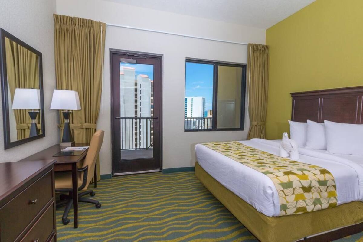 Literie de qualitĂ©, coffre-fort, bureau, rideaux dâobscurcissement